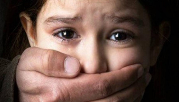 لهذا السبب.. طفلة تتعرض لتعذيب صادم من قِبل جدها وزوجته