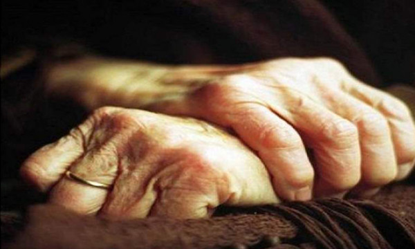 شاب يغدر بجدته وينهي حياتها بطريقة غير متوقعة