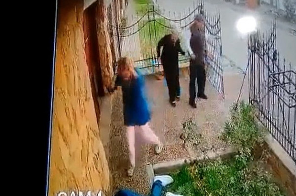 شاهد: جد أرجنتيني يطلق النار على حفيده دون رحمة