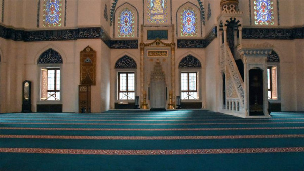 مصري ينهي حياة جاره ويطعنه خلال صلاته بداخل المسجد