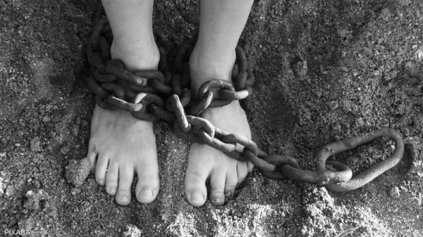 إنقاذ امرأة حبست داخل زنزانة حديدية بمنزلها لمدة 20 عاما