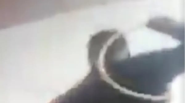 عراقي يعذّب ابنته بطريقة وحشية ويرسل الفيديو لطليقته