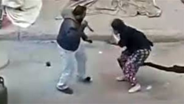 حادثة مأساوية تهزّ مصر.. شاب ينحر طليقته بالشارع وشقيقها يطعنه
