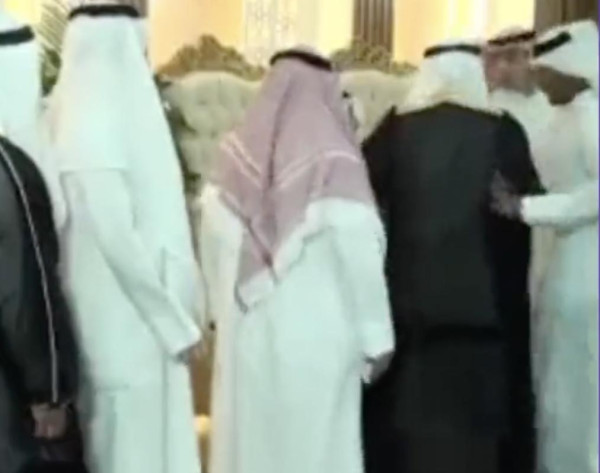 بالفيديو.. رجل كويتي يطعن آخر في حفل زفاف
