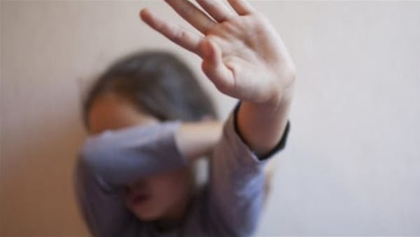 ضربها حتى الموت.. مقتل طفلة على يد والدها في لبنان
