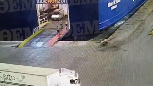 شاهد: طاقم سفينة يوناني ينهي حياة راكب بهذه الطريقة المرعبة