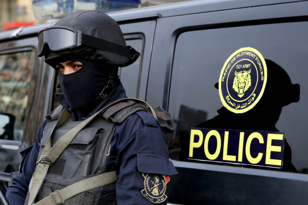 طبيب تخدير مصري يقتل والديه ثم يردّد الأذان في المسجد