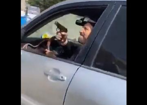فيديو يحبس الأنفاس لشاب يمنيّ يصوّر لحظة قتل عمّه لوالده