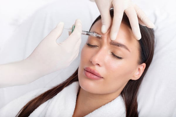 مصر:إغلاق عيادة تجميل وزراعة شعر يديرها “طبيب مزيف”