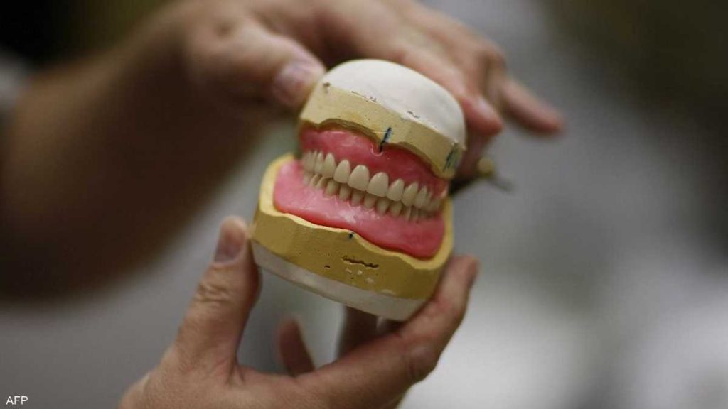 قام بالعديد من العمليات.. ضبط طبيب أسنان مزيف في مصر
