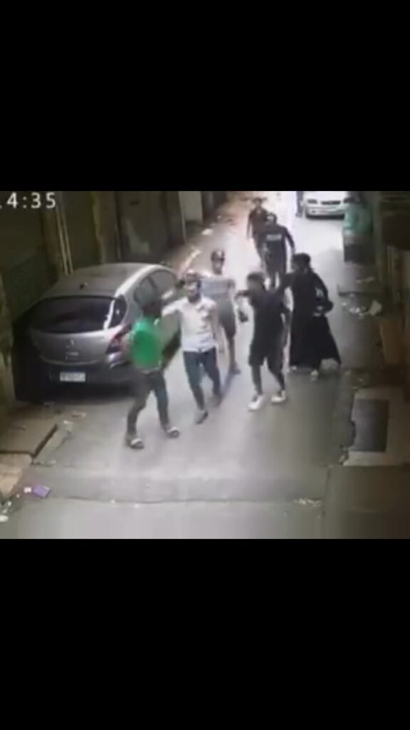 فيديو: تدخل الأهالي لحماية سيدة خلال مشادة في إمبابة